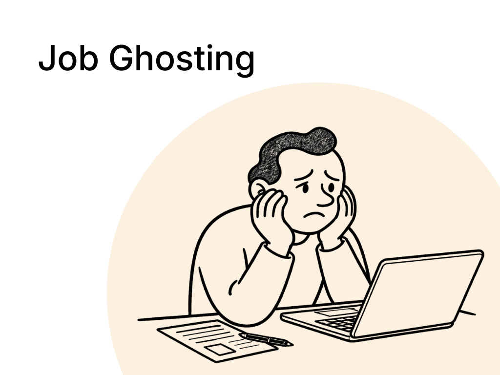 Person die verzweifelt vor einem Laptop sitzt.